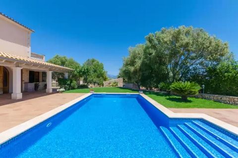 Les extérieurs de cette magnifique propriété sont très beaux. Devant un bel immeuble de deux étages, ils disposent d'une belle piscine privée au chlore - 9 x 5 m et 1 à 2 m de profondeur -, entourée d'herbe verte où l'on peut s'allonger et bronzer. I...