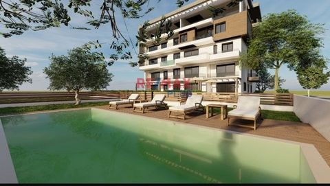 Maisonette a Elliniko - 300 metri dalla spiaggia In una delle zone più privilegiate di Elliniko, a soli 300 metri dalla spiaggia, è disponibile una moderna maisonette di alta estetica e qualità costruttiva. Caratteristiche dell'immobile: Casa su due ...