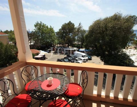 Location: Primorsko-goranska županija, Crikvenica, Crikvenica. For sale is an apartment in the first row to the sea, located on the second floor of the building. The apartment consists of a bedroom, kitchen with living room, bathroom, storage room, a...