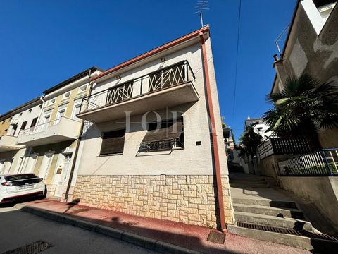 Location: Primorsko-goranska županija, Crikvenica, Crikvenica. For sale: family house near the sea and the center. This two-story house has a total of 4 bedrooms, a living room, a kitchen, a storage room, and 2 bathrooms + 2 additional toilets. Withi...