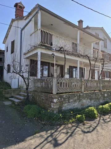 Location: Istarska županija, Raša, Brgod. Unweit von Trget liegt dieses Steinhaus mit Meerblick. Das Haus erstreckt sich über zwei Etagen mit einer Gesamtfläche von 75 Quadratmetern. Im Erdgeschoss befinden sich eine Eingangshalle, eine separate Küch...