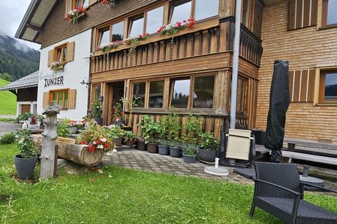 Het appartement “Bärenkopf” is geschikt voor 1-3 personen. Het bevindt zich op de 2e verdieping en is ruim. Het heeft een woon-/eetkamer met tv, een slaapkamer met een tweepersoonsbed van 1,80 x 2,00 m en een eenpersoonsbed van 0,90 x 2,00 m. De keuk...