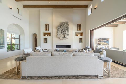 Espiritu Estates 22 is one of the few move in ready homes available in Los Cabos' most sought after community Esp ritu Del Mar. This one story five bedroom residence is designed for seamless indoor outdoor living ideal for entertaining. Expansive liv...