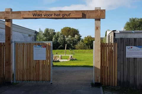 Op een mooie plek in Friesland nabij de Waddenzee en Harlingen, ligt dit fijne chalet. Het chalet beschikt over drie 2-persoons slaapkamers waarvan 2 zijn voorzien met een stapelbed en 1 met een twee persoonsbed. De keuken is voorzien van divers appa...