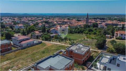 Location: Istarska županija, Vodnjan, Galižana. Exclusive, Pula, Galižana, Exclusive only in our sale. In a quiet street in Galižana, there is a house with started construction measuring approx. 220 m2 - a house without interior decoration, but with ...