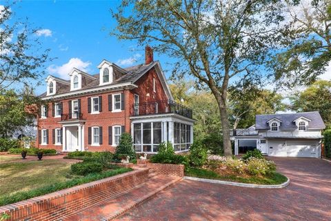 This stunning Lake Cherokee estate is an example of what historic preservation should be: honoring the home’s architectural past while making updates that reflect modern living. Awarded the Mayor’s Outstanding Residential Property of the Year, this 1...