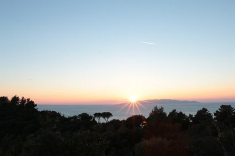 Charmante longère en pleine nature avec une vue imprenable sur la mer. Idéale pour les amoureux de la nature et pour ceux qui recherchent un lieu paisible entouré de beauté, à deux pas de la mer. Cette maison de plain-pied, fraîche et silencieuse, es...