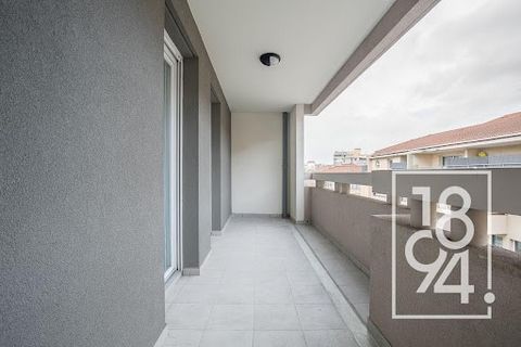 1894 - Real estate offers you this beautiful type 3 apartment of 62m2. Main features: Bright living room with open kitchen. 9m2 terrace accessible from the living room and the 2 bedrooms. 2 comfortable bedrooms, one with a built-in wardrobe. Bathroom...