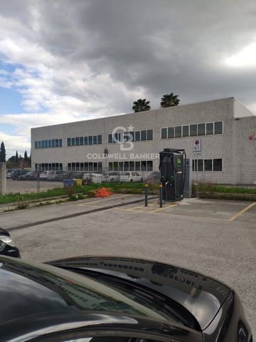 Capannone industriale zona produttiva di Recanati (MC) in via Flli Maggini 40 di mq 9800, dei quali mq7400 produttivi e mq 2400 uffici più mq 7600 di area scoperta per manovra e logistica. Il capannone è in ottimo stato di conservazione con finiture ...