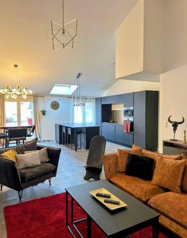 Située au coeur de Villeneuve-lès-Béziers, cette maison de ville pleine de caractère offre 116 m² habitables avec des prestations rares et fonctionnelles : Les atouts de la maison : - 3 chambres dont 2 suites parentales avec salles de bains privative...