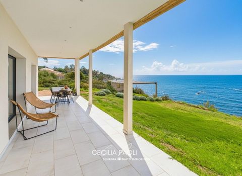 Villa d'environ 320 m2 au bord de l'eau