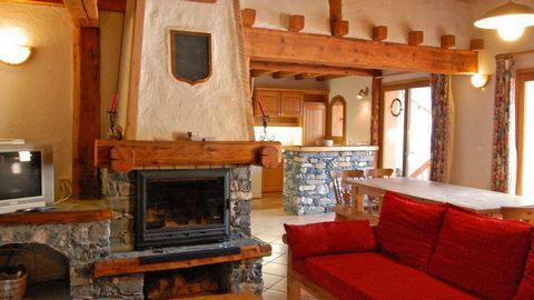 Chalet Gremelle is located in the heart of Saint Martin de Belleville old village. Saint Martin is part of the massive ski area Les 3 Vallées. You'll enjoy the charming village atmosphere with its narrow streets. The chalet was tastefully renovated b...