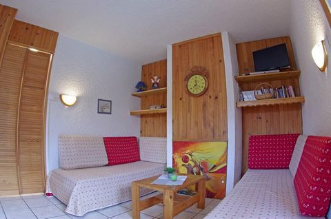 The residence le Morel is located in Bourg hamlet, in Valmorel resort. It is ideally situated in the village center, close to shops. It is 150 m away from the ski slopes and skilifts. Surface area : about 30 m². 1st floor. Orientation : North-West. V...