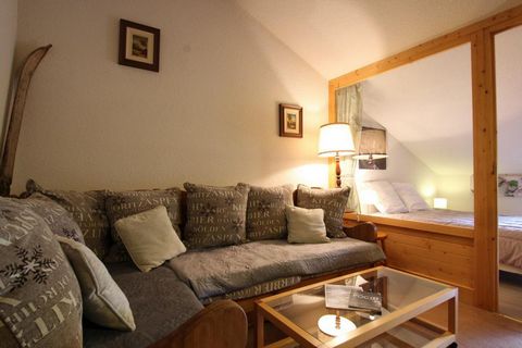 The Residence Ferme d'Augustin (with lift) comprises of 3 floors and is situated in the resort of Montgenèvre with close proximity to the pistes. The centre and shops are about 500m away. Surface area : about 35 m². 2nd floor. Orientation : West. Vie...