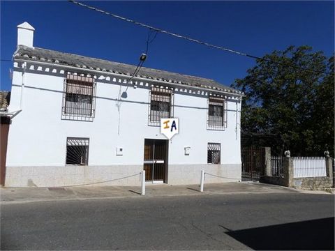 Cette spacieuse maison de ville de 208 m2 construite avec 4 chambres se trouve sur un généreux terrain urbain de 1 020 m2 à La Fuente Grande, à proximité du village blanc d'Almedinilla, près de la ville de Priego de Cordoba et de la ville d'Alcala la...