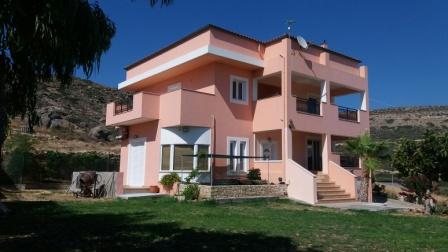 Analoukas, Sitia Une belle maisonnette neuve avec vue sur la mer, à Analoukas, Sitia. La propriété est en très bon état et construite à un niveau élevé. Il est entièrement meublé. La propriété est sur deux étages et dispose d'un sous-sol et d'un gren...