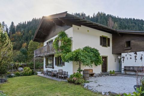 This beautiful chalet apartment for a maximum of 6 people is located in a chalet near the center of the well-known holiday resort of Leogang in Salzburgerland. The chalet offers 2 apartments that can be rented separately or together. This apartment i...