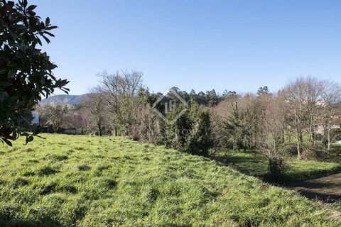 Good-sized corner plot measuring a total of 2,000 m² facing southeast, in a residential area of Gondomar Pontevedra. The plot is easily accessible via main local roads, situated in a quiet and private setting surrounded by green spaces. It is just a ...