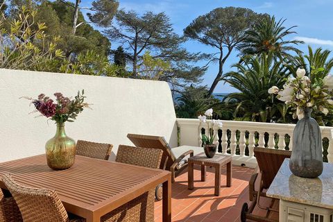Une façon élégante et optimale pour profiter des richesses de la Côte d'Azur. Dans cette villa unique et majestueuse, située directement à la plage avec son beau jardin et sa grande piscine, vous trouverez une détente totale. Depuis la terrasse orien...