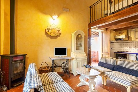 Ontdek het pittoreske dorpje Pian di Scò vanuit dit appartement in een rustieke agriturismo met een gedeeld zoutwaterzwembad en sauna. Het appartement in dit mooie landhuis beschikt over 1 slaapkamer en een slaapbank. Het huis heeft een romantische i...
