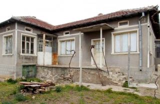 Price: €16.500,00 District: Kavarna Category: Bungalow Area: 170 sq.m. Plot Size: 2600 sq.m. Rooms: 7 Bedrooms: 4 Bathrooms: 1 Location: Countryside he property consists of a spacious bungalow offering accommodation of about 170 sq.m., a very large p...
