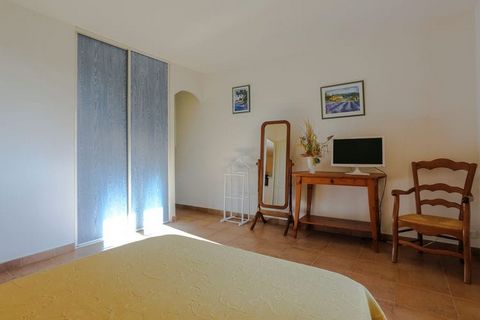 Met 4 slaapkamers is deze Provençaalse vakantiewoning geschikt voor 8 personen. Het heeft een groot schaduwrijk terras en een prachtig uitzicht over de groene omgeving en de zee. In het naastgelegen Provençaalse dorp, Bormes-les-Mimosas, kan je neers...