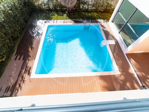 Le invitamos a conocer esta villa dúplex con piscina privada y terreno ajardinado circundante, insertada en un resort de lujo, a 30 minutos de la ciudad de Lisboa. Situada al final de una calle, esta villa contempla aún más privacidad que la garantiz...