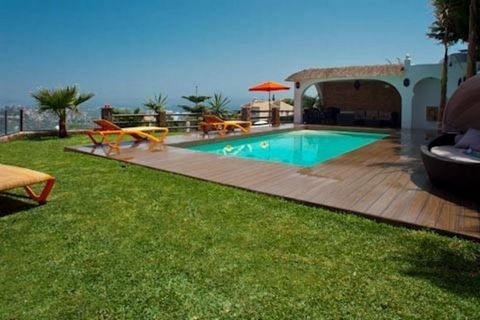 Superbe villa avec une vue magnifique et un très bon emplacement, à quelques minutes de la mer et à 45 minutes de Grenade et de la Sierra Nevada. 365 jours de soleil et un climat tropical chaud toute l'année. La maison a une capacité de 12 adultes. I...