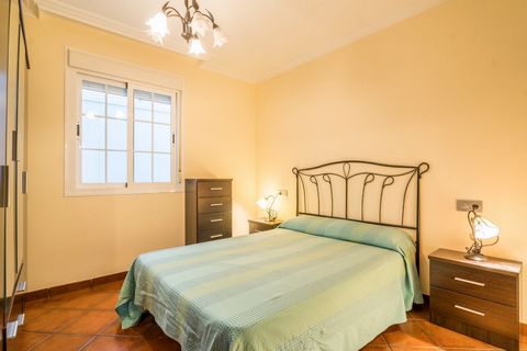 A vendre appartement meublé de 3 chambres dans la zone portuaire de Roquetas de Mar à seulement 100 m du Paseo Marítimo. La maison appartient à un immeuble multifamilial de 3 étages composé de 6 maisons au total. Il est distribué dans le hall, salon-...