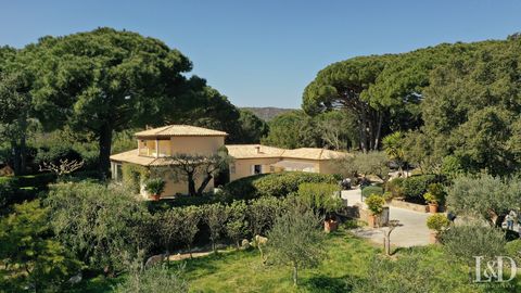 In a residential area with trees, quiet and 5 minutes from the beach, this beautiful villa with a living area of 338 m2 and, built on a magnificent plot of 6700 m2, benefits from a privileged environment with lush vegetation (fruit trees, pines, oliv...