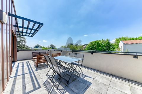 Saint-Cyr-au-Mont-d'Or, Saint Rambert sector, in a recent luxury condominium with swimming pool, come and discover this air-conditioned apartment of 106 m2 located on the top floor. It consists of a living room with a fitted and equipped kitchen of 4...