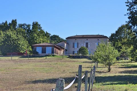 This beautiful Girondine house is in a dominant position with magnificent views. With its 8 hectares of land and its pond, it offers a charming house with large rooms, outbuildings, workshops and a second house to renovate. The main house consists of...