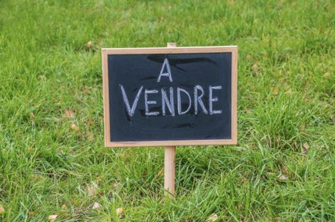 Sells beautiful building land of 808m2, quiet in the countryside close to all shops and schools in Saint-Sulpice-Les-Feuilles and 35 minutes from Limoges. The networks are at the edge of the field. At your service for a visit. Property not subject to...