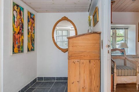 With a beautiful location in the middle of Højer by the Wadden Sea, you will find this cozy townhouse. The cottage does not have an associated garden, but there is a cafe table set on the side of the house, where you can follow the course of life in ...