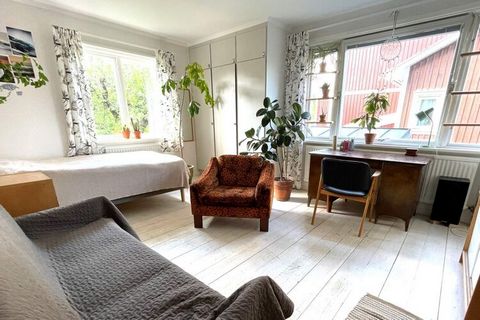 Here you live centrally in a very nice townhouse with personal and mixed style. The house is beautifully located in Linköping and 400 meters away from Old Linköping which is one of Östergötland's largest tourist destinations. Here the story comes ali...