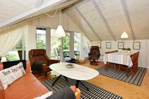 Cottage bien entretenu à proximité du centre de Jegum Ferieland. A l'intérieur, la maison est peinte en blanc, confortablement meublée et dispose d'une grande fenêtre donnant sur le jardin et la terrasse, ce qui donne une atmosphère chaleureuse et ac...