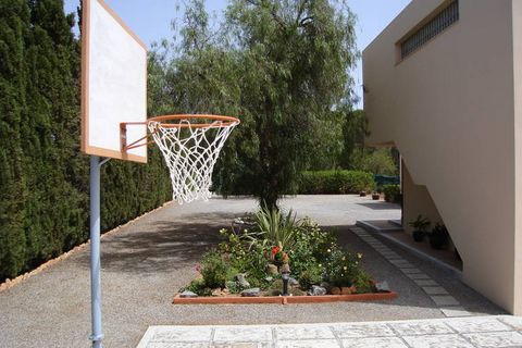 Casa Lorenso ist eine moderne Villa auf einem Grundstück mit zahlreichen Palmen und Obstbäumen. Der Pool misst 7 x 5 Meter, daneben liegen ein Grillplatz und Sitzgelegenheiten. Vor dem Haus befindet sich links eine Garage für ein Auto. Es gibt einen ...