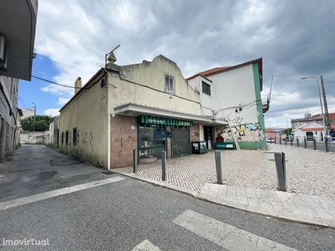 Set of small Buildings in Total Property, for Refurbishment, located in the center of Cacém. With a plot of 772M2 and a Gross Construction Area of 403M2, it consists of a main building with two floors, with an approximate area of 160M2, with a totall...