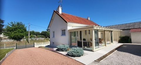 In the centre of St-Aignan, pavilion on the basement side of the street and on one level on the land side, with a large verenda of 25m2 and a covered terrace of 25m2 as well. Composed of a separate kitchen, a dining room, 3 bedrooms and a bathroom wi...