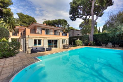 Available for sale: perfectly maintained villa with a garden of 1397 m² and 2 terraces. It is located in an emblematic environment in St Jean Cap Ferrat, overlooking its park. This property offers an interior area of 287 m², as well as the advantage ...
