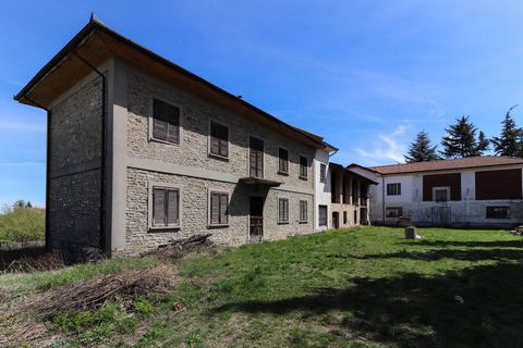 In Serravalle Langhe, in a peaceful setting, immersed in the vineyards of the Langhe hills and with a panoramic view of the Alps, we offer for sale a farmhouse of about 854 square meters free on all four sides, arranged over three levels. The solutio...