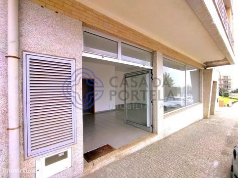 Shop in Alfena with 51 m2 with two toilets and parking space inserted in a building built in 2003 in excellent condition. Located in residential area right in front of the Lombelho Primary School. With a window with about 10 meters of front all in gl...