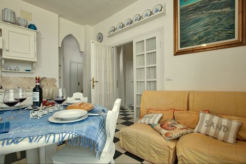Dit leuke vakantiehuis is gelegen in Marina di Castagneto Carducci, Toscane. Het appartement heeft 1 slaapkamer en is geschikt voor 4 personen, ideaal voor een gezin. Het huis beschikt over een terras en een tuin en het ligt dicht bij het strand (300...