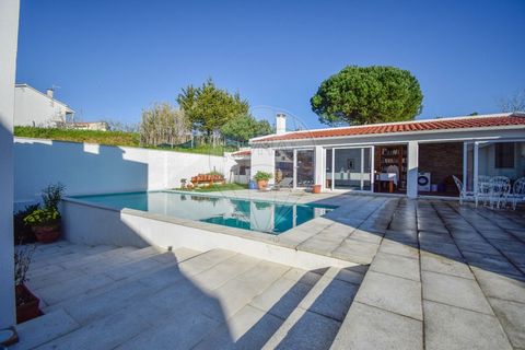 Exquisite residence spread over two floors, set in an exuberant setting with gardens, garage and swimming pool. This magnificent villa is located on the perimeter of the historic village of Carvalhal right in the center of the village.   In terms of ...
