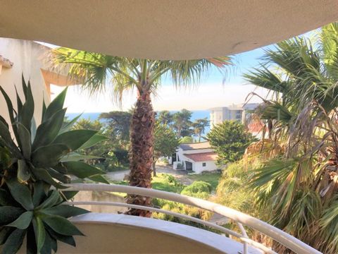 Excellent apartment in privileged area of Monte Estoril, spacious, lots of light and with stunning sea views. Comprising entrance hall, living room with mezzanine, dining room, equipped kitchen, pantry and laundry, suite, 2 bedrooms, 2 bathrooms and ...