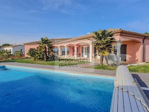 New, in a popular village with all amenities north of Carcassonne, in a dominant position of an ultra residential area, Clément PHILIPPE offers you this sumptuous Villa of nearly 200 m² of living space on an enclosed and landscaped plot of more than ...
