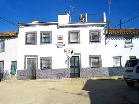 Located in the tranquil community of Media Panilla situated between Monte Lope-Álvarez and Martos in the Jaen province of Andalucia, Spain this property is the centre of the social group. To the left of the property is a generous sized, tiled garage,...
