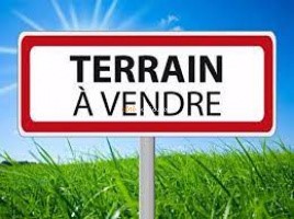 Imagine yourself in a little corner of paradise, in the heart of Moncoutant, a charming country town where life is good. What if I told you that you could build your dream there? I present a plot of 2940 m2, to be serviced, which can be divided into ...