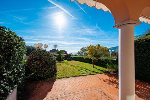 On the first hill of Ospedaletti, in a very quiet and residential area with a splendid sea view, our agency has for sale a beautiful two-room apartment located on the ground floor of a lovely building not far from the center of Ospedaletti. The accom...