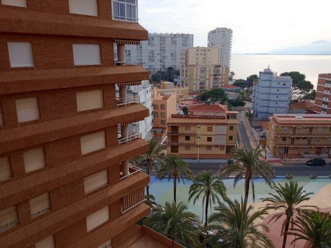Spacious apartment of 105 m2 in the area of the Cullera Lighthouse, with sea views and just 100 meters from the beach. The property has cross ventilation that ensures excellent air circulation, providing a cool and comfortable environment. In additio...